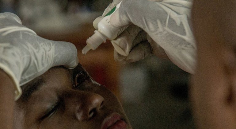 Una paciente que ha superado el ébola se somete a un examen médico para evitar daños en su visión