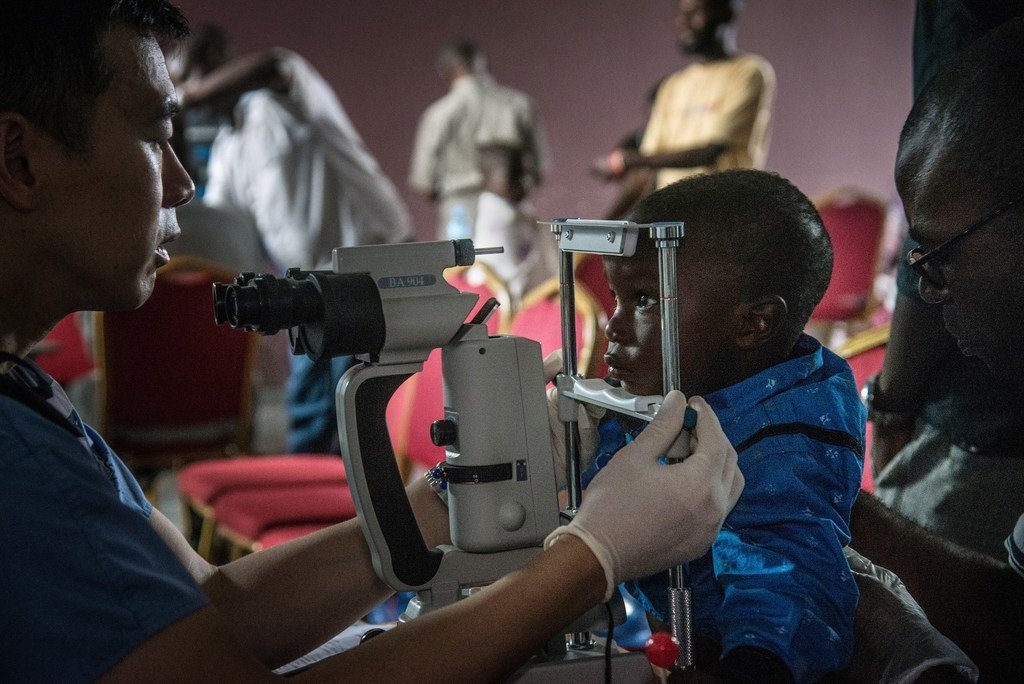 Muhindo, un jeune survivant d'Ebola, se fait vérifier les yeux pour s'assurer qu'il n'a pas de complications liées à la maladie.