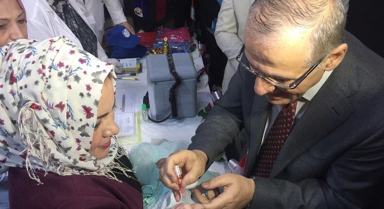 وزير الصحة العراقي الدكتور علاء علوان يشرف على حملة التطعيم في العراق