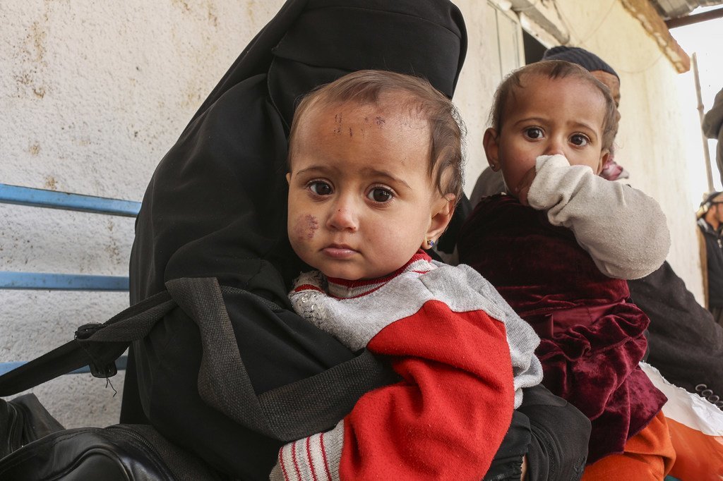 Deux jumeaux âgés de neuf mois avec leur mère ayant fui le village de Susa ont trouvé refuge au camp d'Al Hol, en Syrie (janvier 2019)