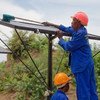 عمال يقومون بتركيب الألواح الشمسية التي توفر الطاقة النظيفة للعديد من مواطني زامبيا، (ملف 2015)