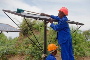 赞比亚的太阳能安装工人。 