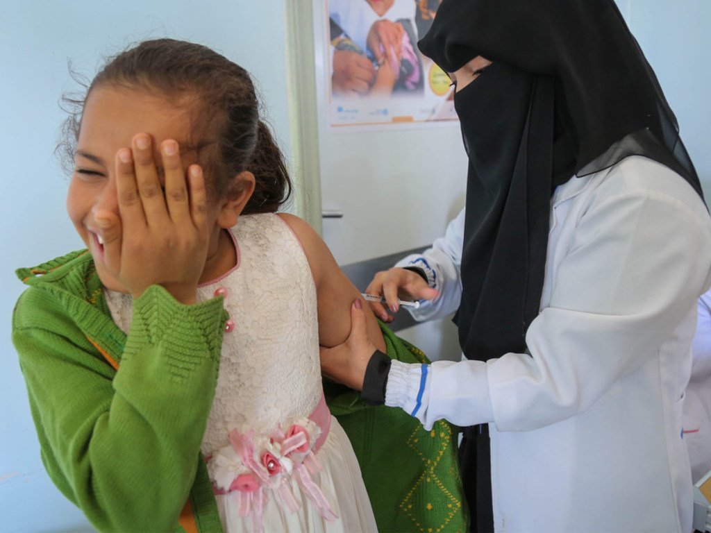 Un enfant au Yémen se fait vacciner contre la rougeole et la rubéole, en février 2019.