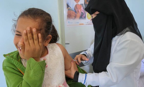 Criança em Sana, na Síria, recebe vacina contra o sarampo e rubéola