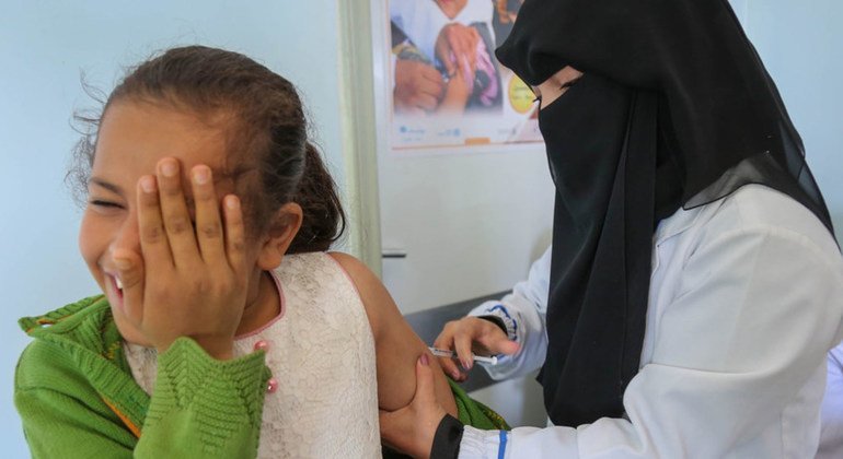 Una niña recibe la vacuna contra el sarampión y la rubeola en un centro apoyado por UNICEF en Bani Alhareth, Yemen, en febrero de 2019