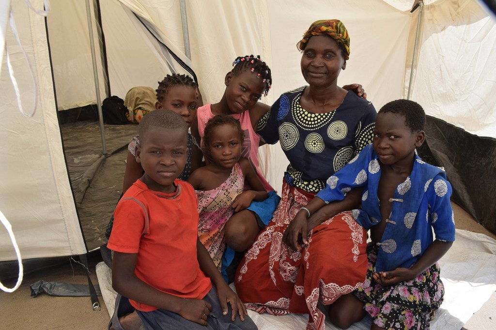 Une famille lors son arrivée au camp Samora Michel dans la ville de Beira, au Mozambique, après le passage du  cyclone Idai