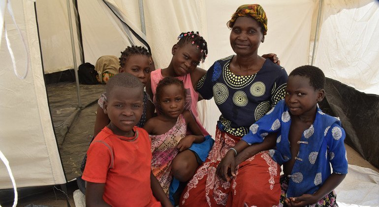 Família vivendo em um dos locais de acolhimento da OIM, na cidade de Beira, Moçambique