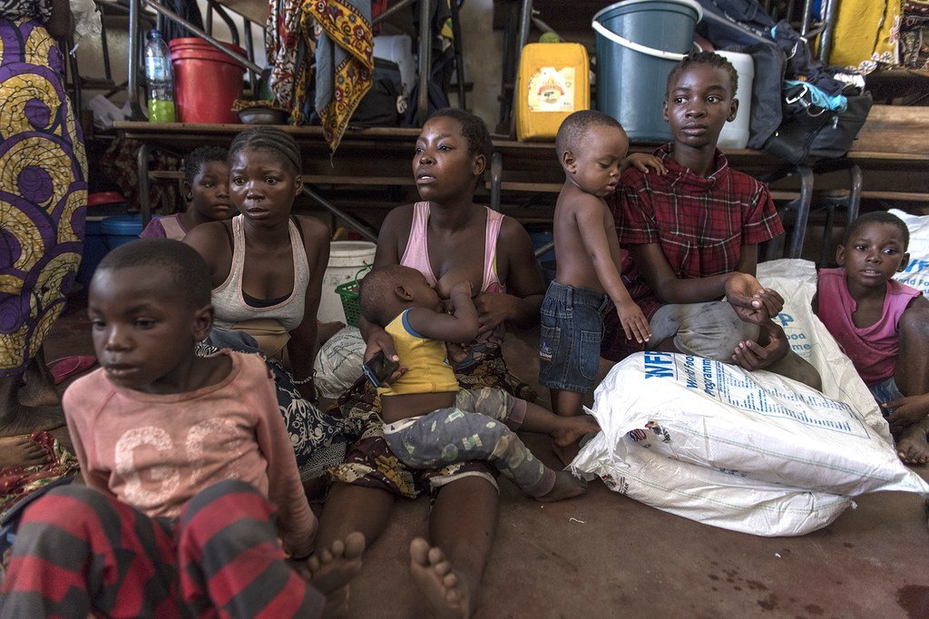 Ces personnes déplacées par le cyclone Idai ont temporairement trouvé refuge dans une école primaire à Beira, au Mozambique.