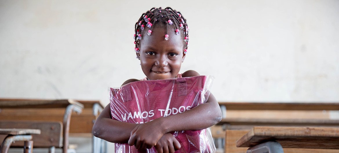 В ЮНИСЕФ считают, что мозамбикских детей нужно срочно вернуть в школу. Детский фонд обеспечивает их школьными принадлежностями.