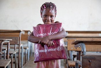 В ЮНИСЕФ считают, что мозамбикских детей нужно срочно вернуть в школу. Детский фонд обеспечивает их школьными принадлежностями.