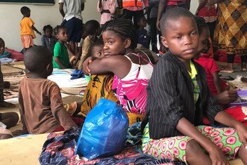 La population de Paqueté, la partie basse de la ville de Pemba, sont accueillies dans une école en vue du passage du cyclone Kenneth dans le nord du Mozambique.