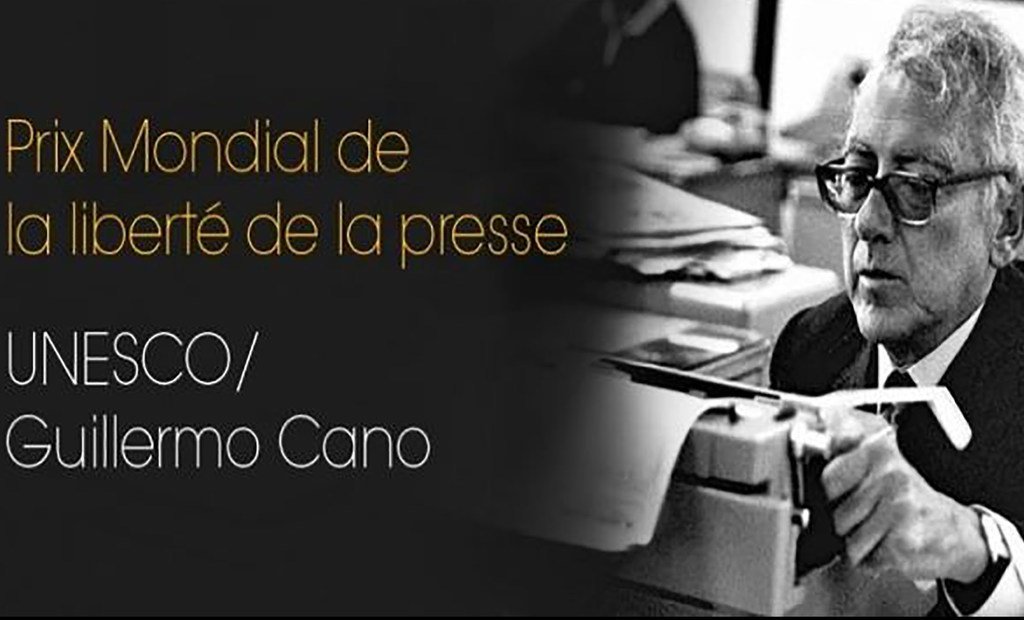 Photo en noir et blanc d'un homme à une machine à écrire, avec le texte du Prix UNESCO/Guillermo Cano pour la liberté de la presse mondiale.