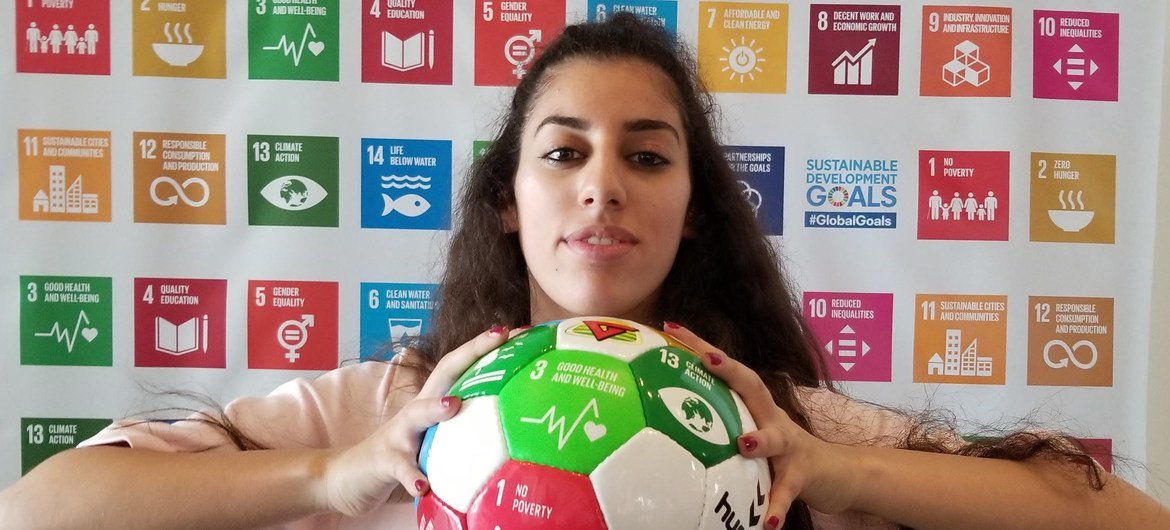 La freestyleuse footballeuse professionnelle Lisa Zimouche au siège des Nations Unies à New York devant les 17 Objectifs de développement durable 