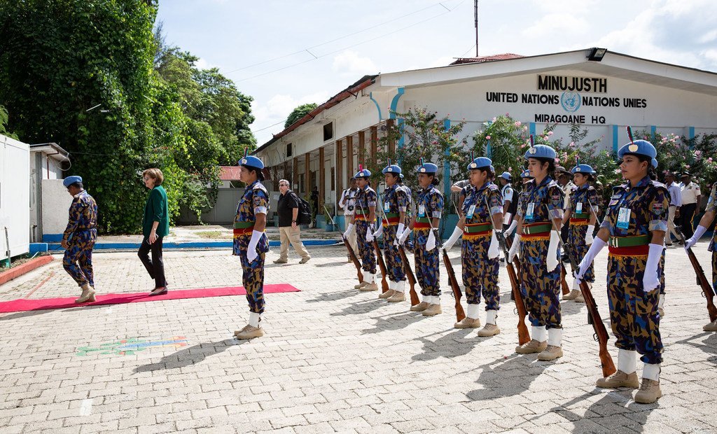Miragoane,  30 octobre 2018 : des femmes de l’Unités de police constituée bangladaise saluent Helen La Lime, Représentante spéciale de l’ONU en Haïti et Cheffe de la MINUJUSTH