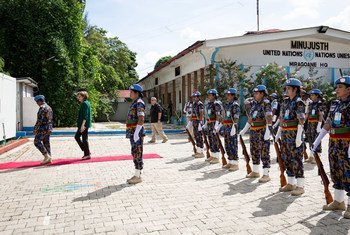 Miragoane,  30 octobre 2018 : des femmes de l’Unités de police constituée bangladaise saluent Helen La Lime, Représentante spéciale de l’ONU en Haïti et Cheffe de la MINUJUSTH 