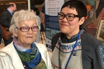 Елена Бибикова и ее дочь Вероника Осипова на выставке в ООН