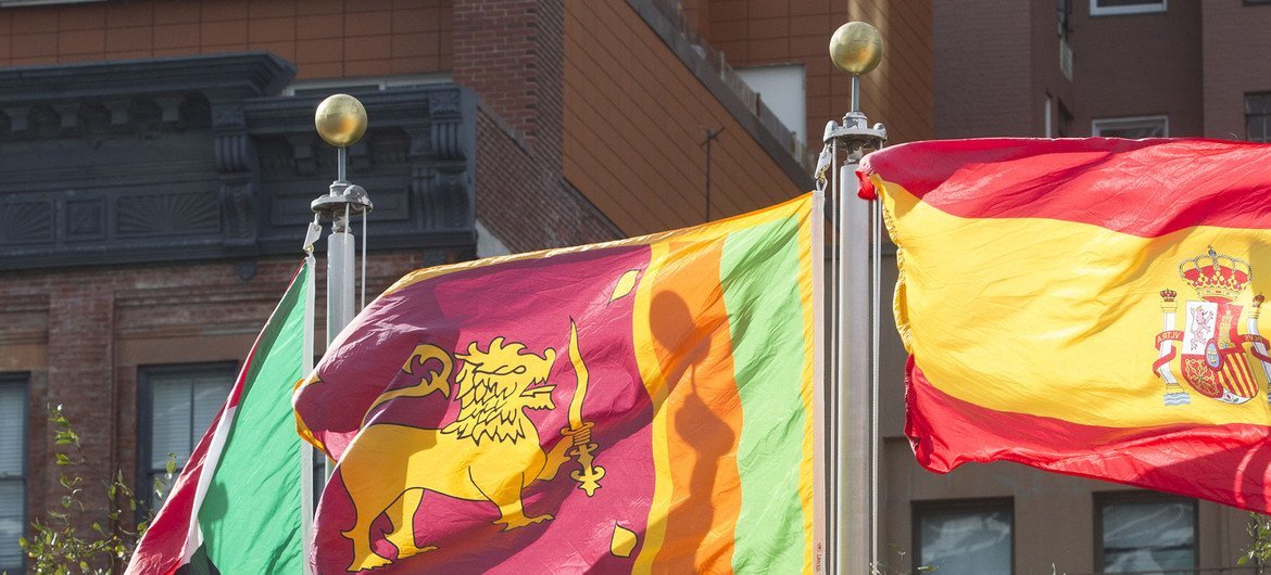 Bendera ya Sri Lanka (katikati) ikipepea katika viwanja vya Makao Makuu ya Umoja wa Mataifa.