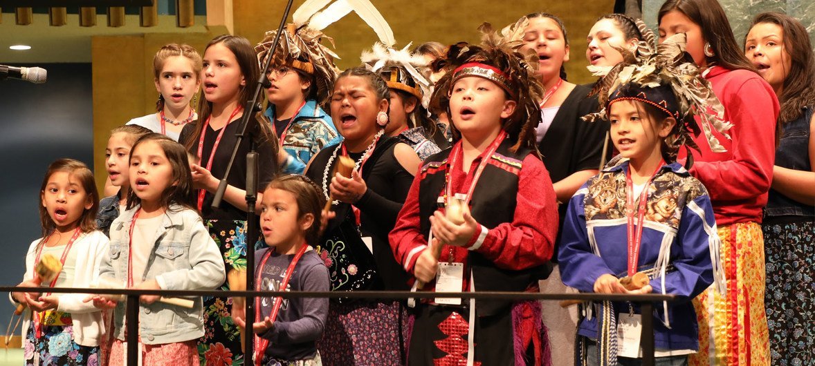 Дети из племени североамериканских индейцев онондага на открытии Постоянного форума по вопросам коренных народов в ООН 