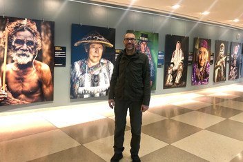 Александр Химушин - автор выставки «Мир в лицах» во время посещения штаб-квартиры ООН в Нью-Йорке, 2019 г.