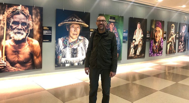 Александр Химушин - автор выставки «Мир в лицах» во время посещения штаб-квартиры ООН в Нью-Йорке, 2019 г.