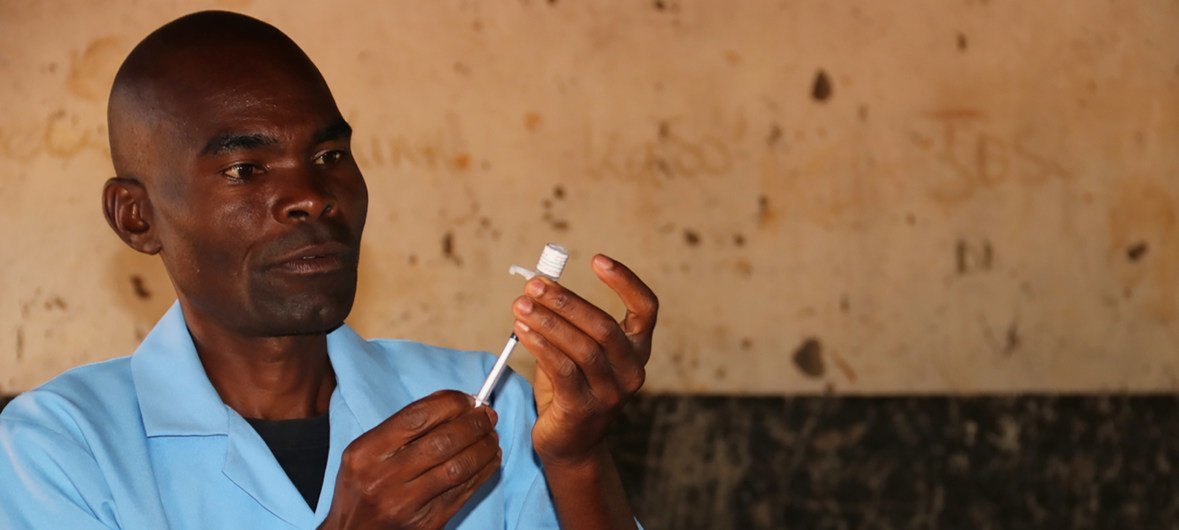 Un agent de santé au Malawi se prépare à administrer le nouveau vaccin antipaludique. (avril 2019)