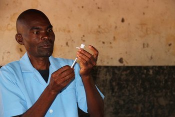 Un agent de santé au Malawi se prépare à administrer le nouveau vaccin antipaludique. (avril 2019)