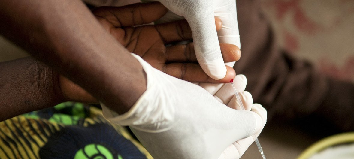 Un agent de santé fait une prise de sang pour un test de dépistage du paludisme au Malawi. (dossier 2015)