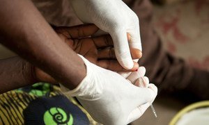 Un trabajador sanitario en Malawi extrae sangre para una prueba de paludismo . (Foto de archivo).