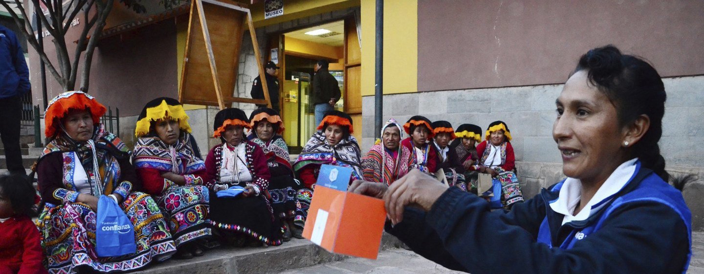 Rut Pelaiza utiliza muñecas de trapo en sus clases de educación financiera para mujeres rurales en Perú