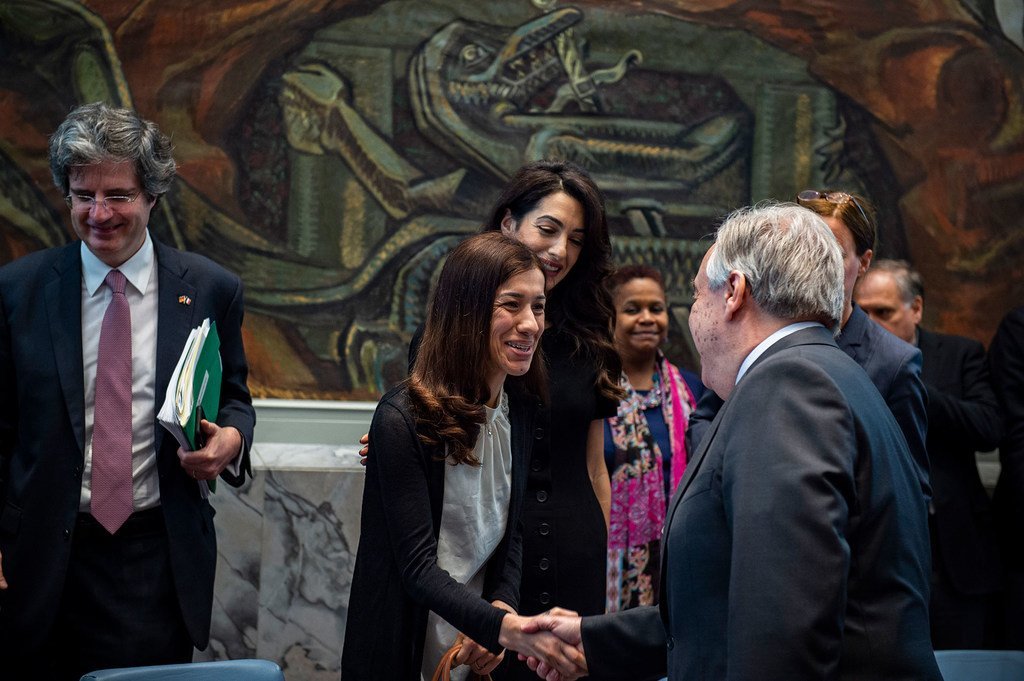 Le Secrétaire général de l'ONU, António Guterres (à droite), salue Nadia Murad, Prix Nobel de la Paix 2018, avant une réunion du Conseil de sécurité sur la violence sexuelle en temps de conflit.