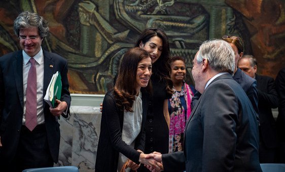 Secretário-geral António Guterres (à direita) saúda Nadia Murad, Prémio Nobel e embaixadora da Boa Vontade pela Dignidade dos Sobreviventes do Tráfico de Seres Humanos da Unodc, antes de debate no Conselho de Segurança.