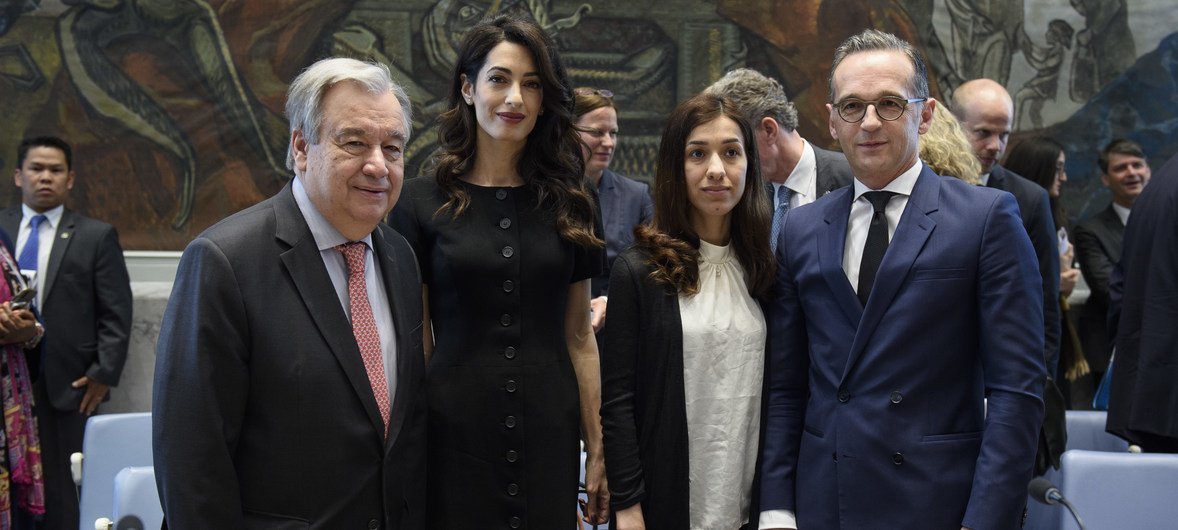 从左至右：联合国秘书长古特雷斯；国际著名人权律师阿迈勒·克鲁尼；伊拉克雅兹迪妇女人权捍卫者纳迪亚·穆拉德和德国外交部长海科·马斯。