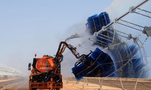 摩洛哥的一个太阳能发电厂内，清洁太阳能电池板的工作正在进行。 （2010年6月图片）