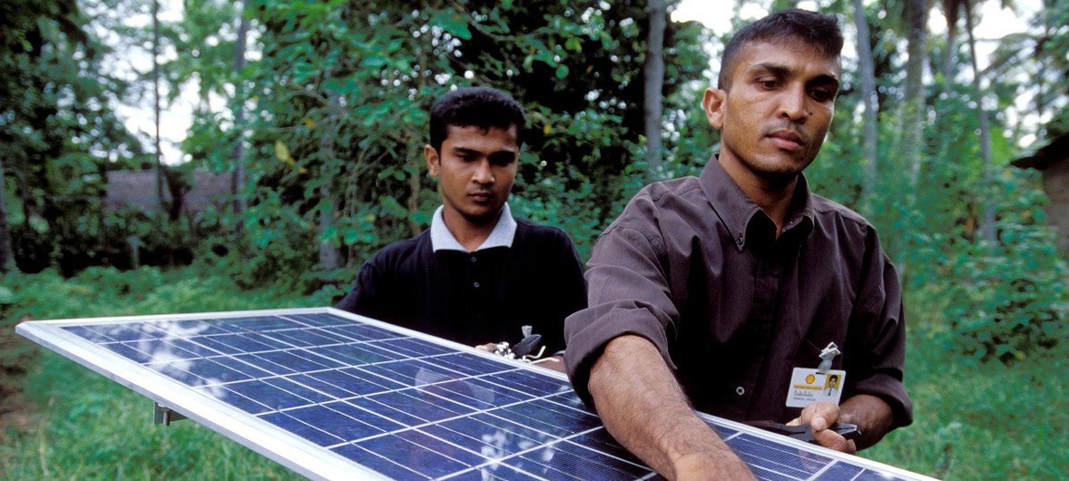 Painéis solares em vila do Sri Lanka