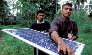 Painéis solares em vila do Sri Lanka