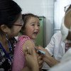 Una niña llora al ser vacunada contra la hepatitis A, en Chengdu, capital de la provincia china de Sichuan.