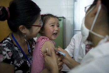 Una niña llora al ser vacunada contra la hepatitis A, en Chengdu, capital de la provincia china de Sichuan.
