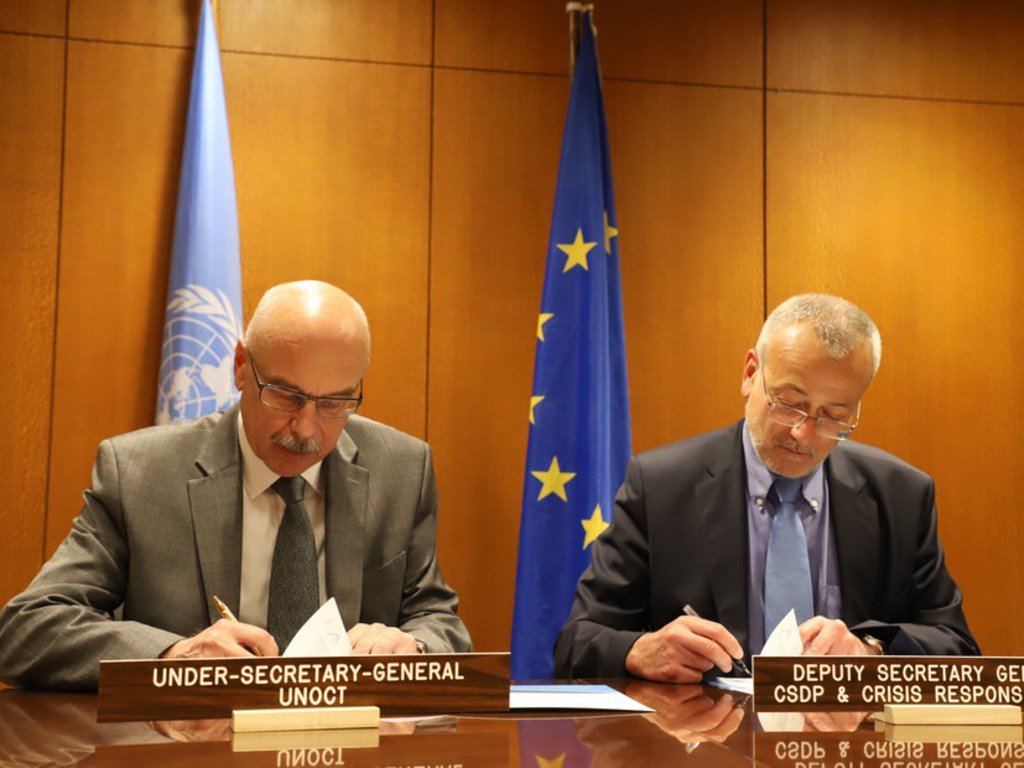 Vladimir Voronkov (à gauche), secrétaire général adjoint du Bureau des Nations Unies pour la lutte contre le terrorisme, et Pedro Serrano, Secrétaire général adjoint du Service européen pour l'action extérieure, signent le cadre ONU-Union européenne pour 