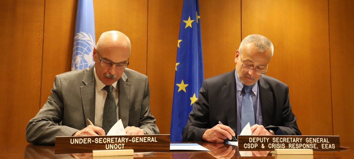 Vladimir Voronkov (izquierda), Secretario General Adjunto de la Oficina de las Naciones Unidas contra el Terrorismo, y Pedro Serrano, Secretario General Adjunto del Servicio Europeo de Acción Exterior, firman el marco de cooperación entre la ONU y la UE.