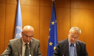 Vladimir Voronkov (izquierda), Secretario General Adjunto de la Oficina de las Naciones Unidas contra el Terrorismo, y Pedro Serrano, Secretario General Adjunto del Servicio Europeo de Acción Exterior, firman el marco de cooperación entre la ONU y la UE.