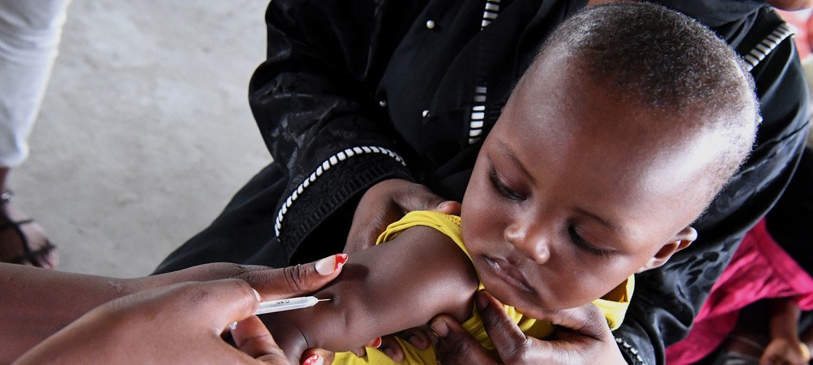 Vacunan a un bebé en un centro de salud de Brazzaville, la capital de la República del Congo (Febrero 2019)