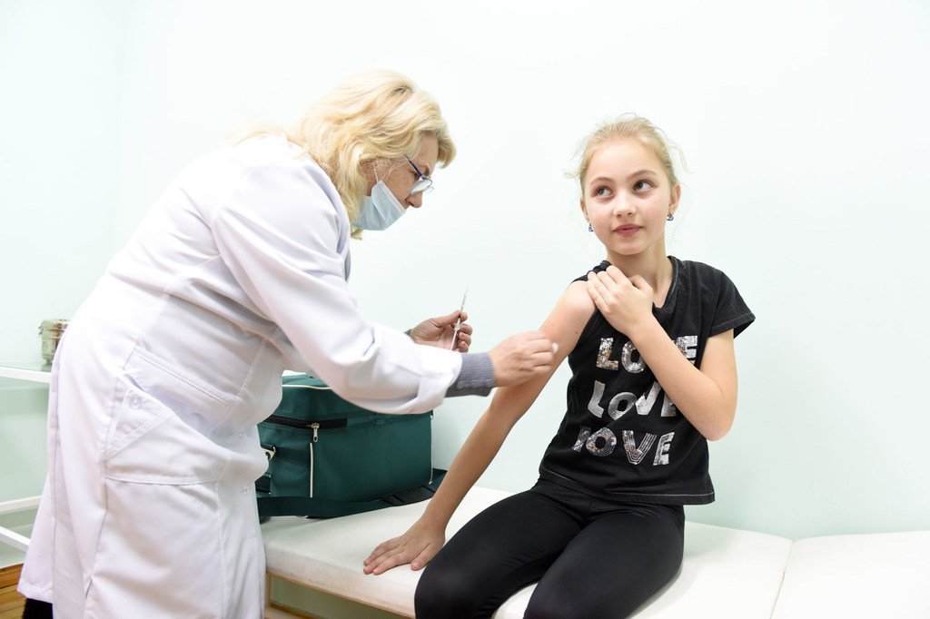 乌克兰基辅，一名九岁的女童正在补种麻疹-腮腺炎-风疹三联疫苗（MMR）。