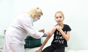 Марьяна Дзюба из Львова получает первую прививку от кори. На Украину приходится 70 процента заболеваний корью в Европейском регионе.