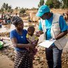 Un conseiller de l'UNICEF sur le terrain à Kayes, au Mali, explique à une mère à quel point il est important de vacciner son enfant. (Mars 2019)