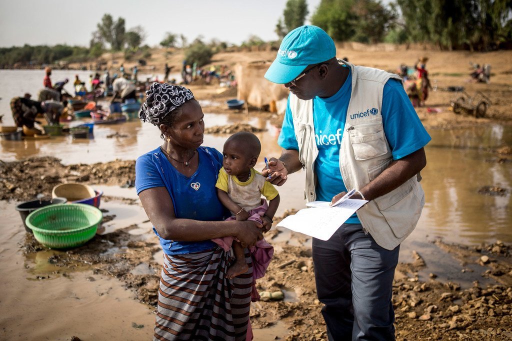 Mshauri wa mashinani kutoka UNICEF huko jimboni Kayes nchini Mali  akimweleza mama umuhimu wa kumpatia chanjo mwanae. (Machi 2019)