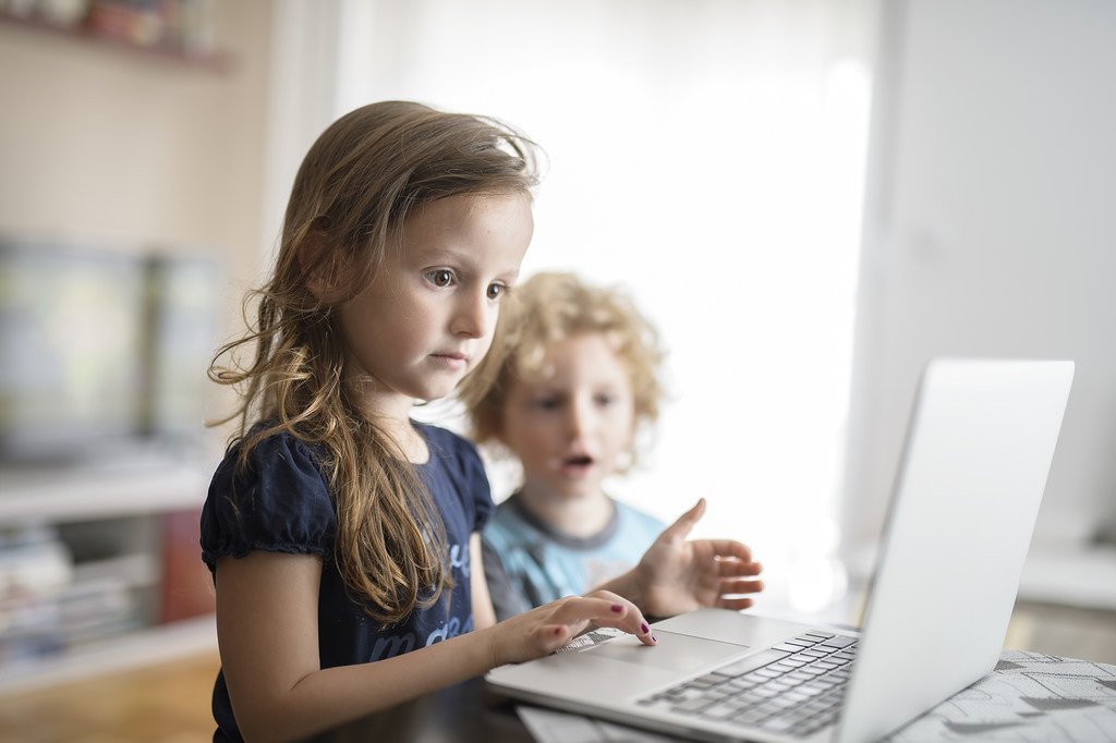 Deux enfants de six et quatre ans devant un ordinateur portable à Podgorica, la capitale du Montenegro