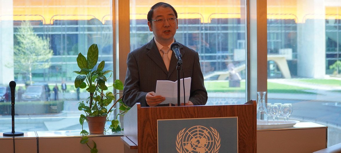 重庆图书馆馆长、党委副书记任竞在“联合国文献回家省亲展”开幕式上致辞。