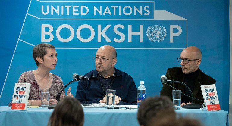 Anne-Cécile Robert (à gauche) et Romuald Sciora (droite), auteurs de « Qui veut la mort de l’ONU ? » répondent aux questions de Jérôme Longué, ONU Info.
