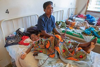 2019年４月，一名妇女在马拉维的一家医院照顾患有疟疾的孩子。