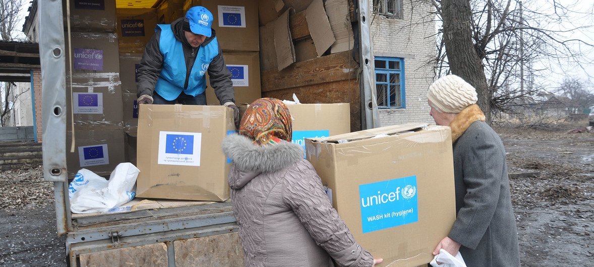 UNICEF distributes aid supplies to women in the village of Petrivske, Donetsk region, Ukraine. (February 2015)